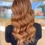Foto di donna con capelli lunghi ramato chiaro