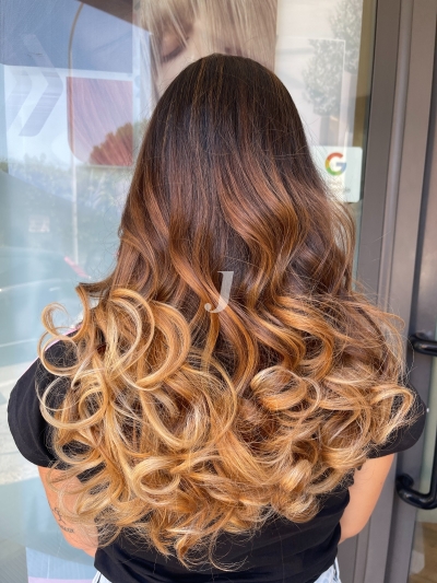 Foto di donna con capelli lunghi ramato chiaro