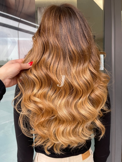 Foto di donna con capelli lunghi ramato chiaro