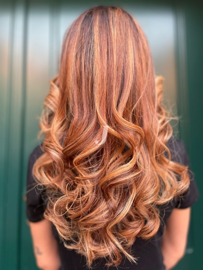 Foto di donna con capelli lunghi ramato chiaro