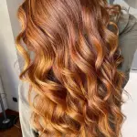 Foto di donna con capelli lunghi ramato chiaro