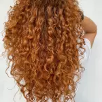 Foto di donna con capelli lunghi ramato chiaro