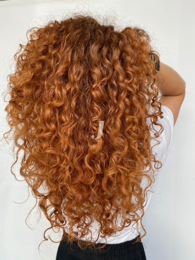 Foto di donna con capelli lunghi ramato chiaro