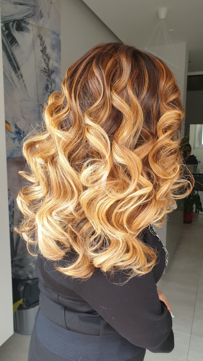 Foto di donna con capelli lunghi ramato chiaro