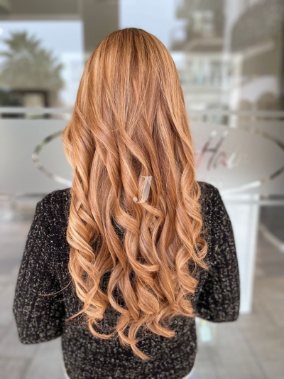 Foto di donna con capelli lunghi ramato chiaro