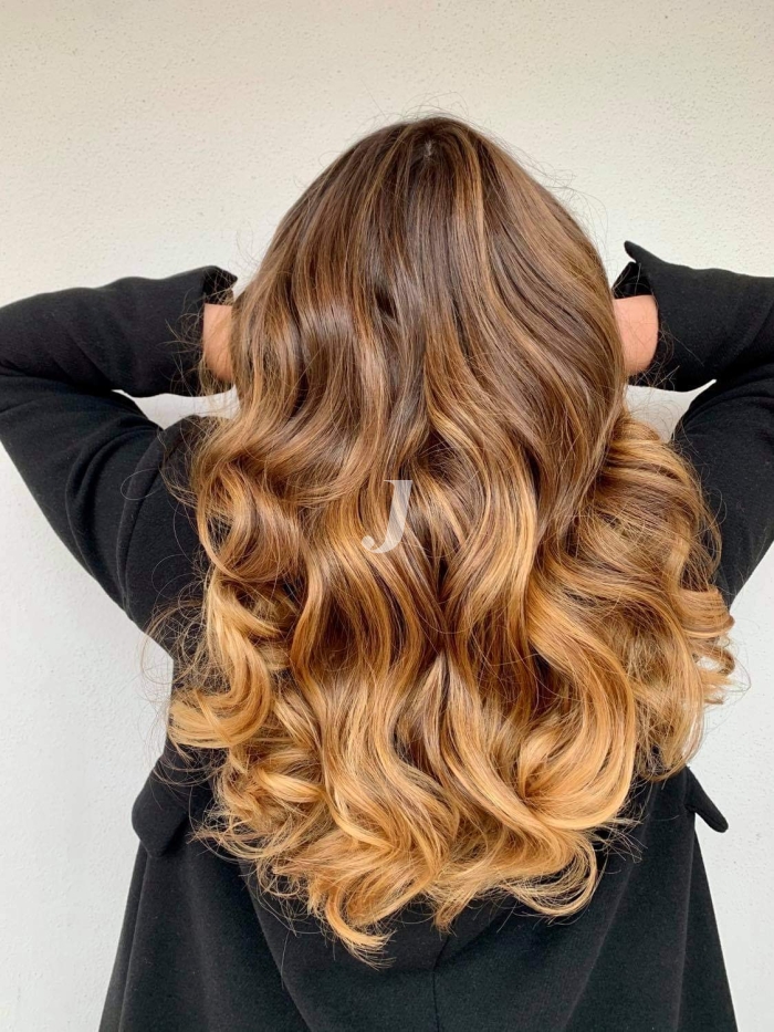 Foto di donna con capelli lunghi ramato chiaro