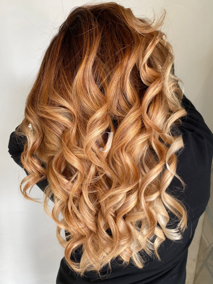 Foto di donna con capelli lunghi ramato chiaro