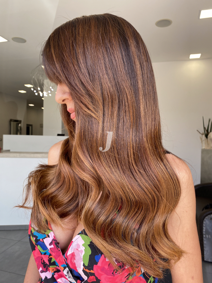 Foto di donna con capelli lunghi ramato medio