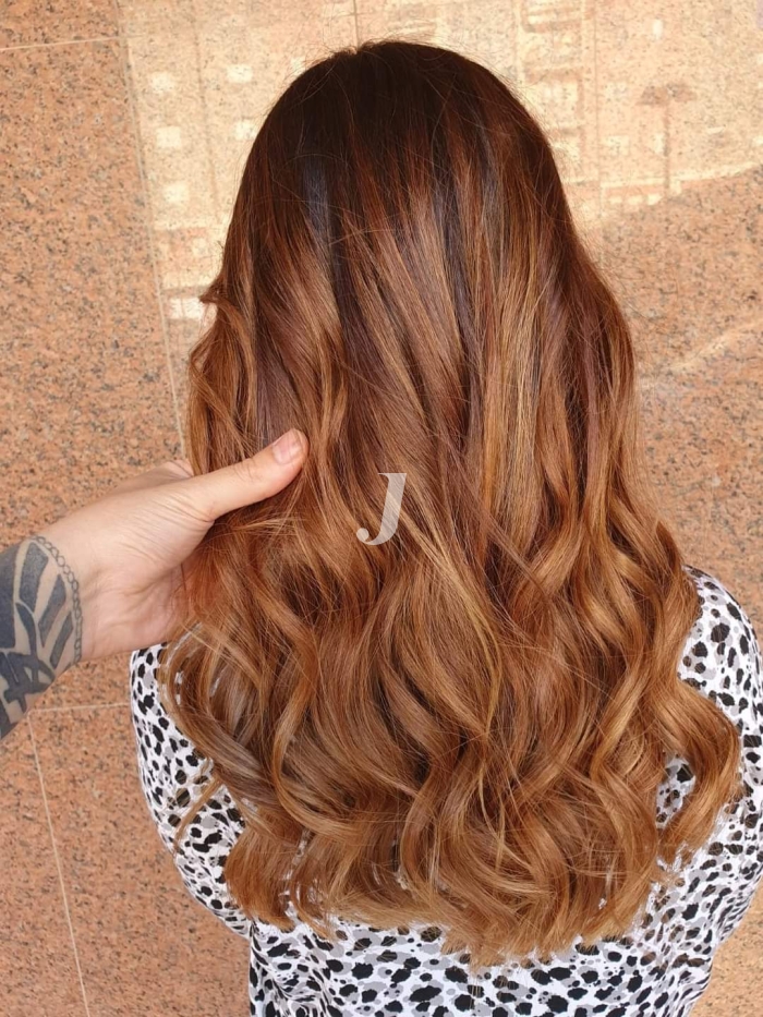 Foto di donna con capelli lunghi ramato medio