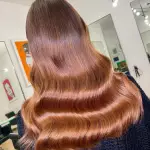 Foto di donna con capelli lunghi ramato medio