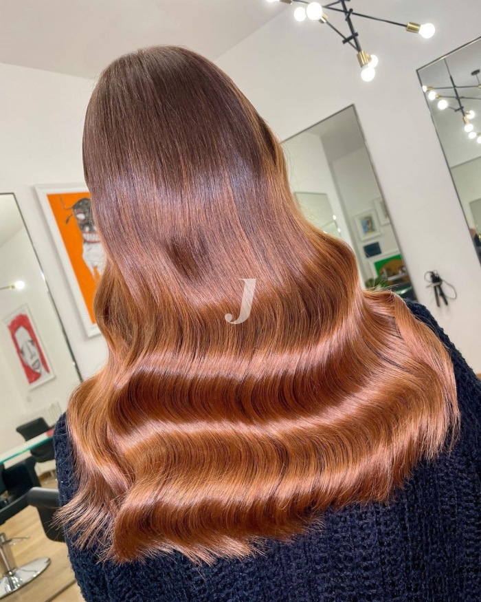 Foto di donna con capelli lunghi ramato medio