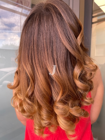 Foto di donna con capelli lunghi ramato medio