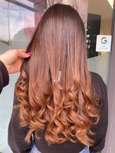 Foto di donna con capelli lunghi ramato medio