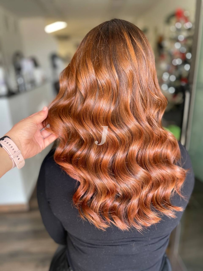 Foto di donna con capelli lunghi ramato medio