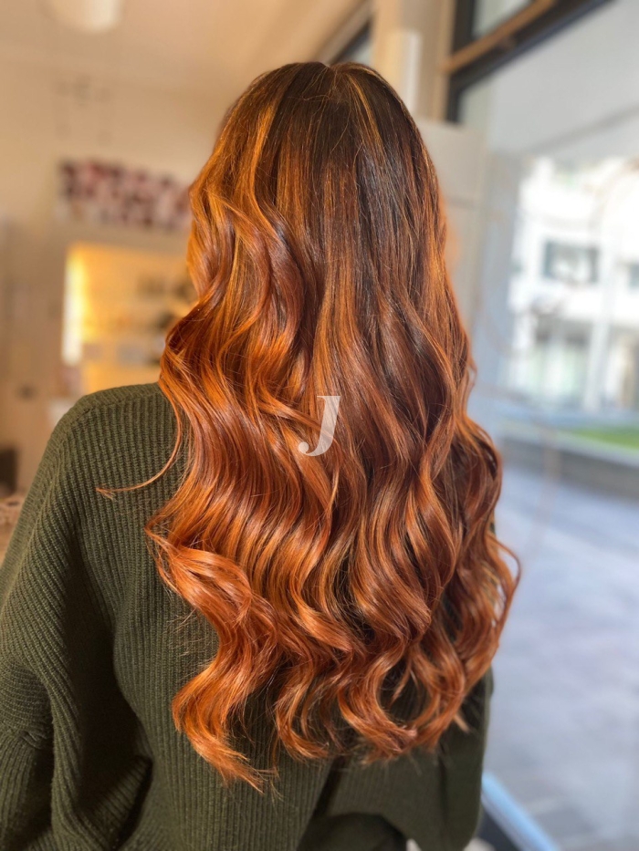 Foto di donna con capelli lunghi ramato medio