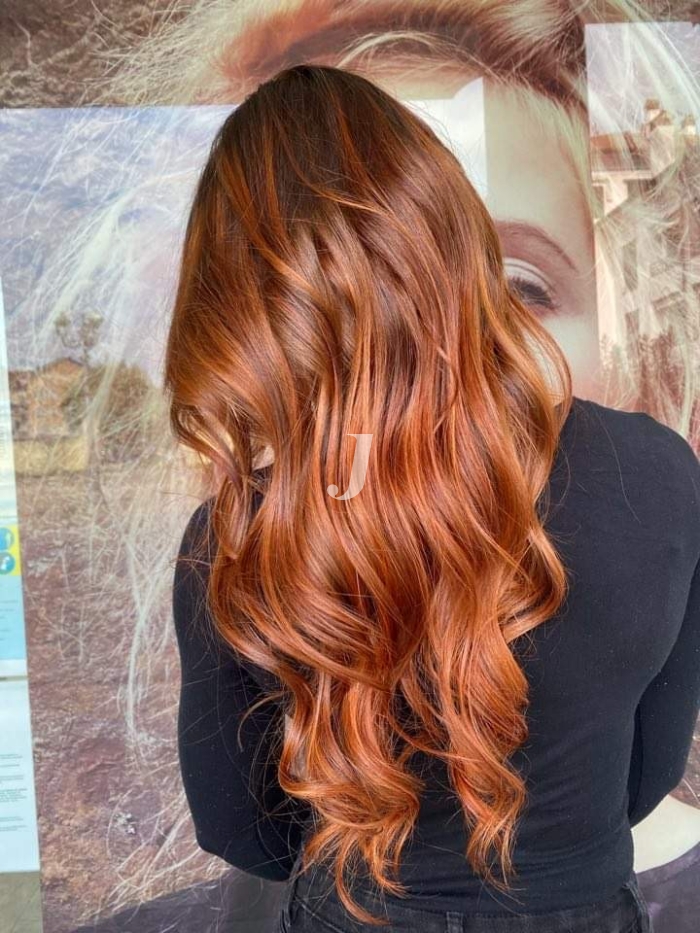 Foto di donna con capelli lunghi ramato medio