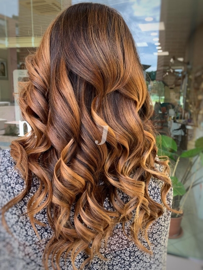 Foto di donna con capelli lunghi ramato medio