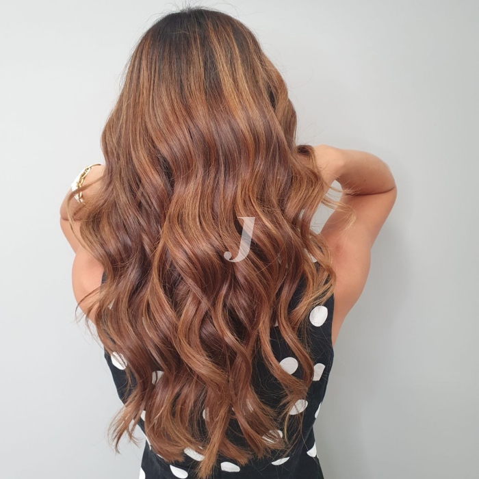 Foto di donna con capelli lunghi ramato medio