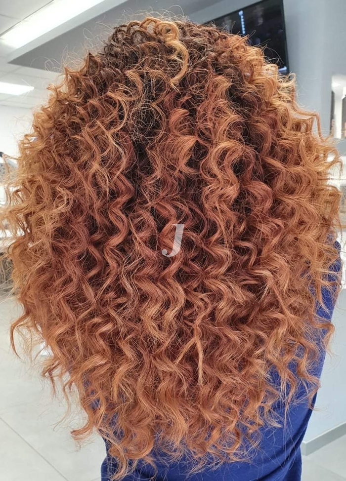 Foto di donna con capelli lunghi ramato medio