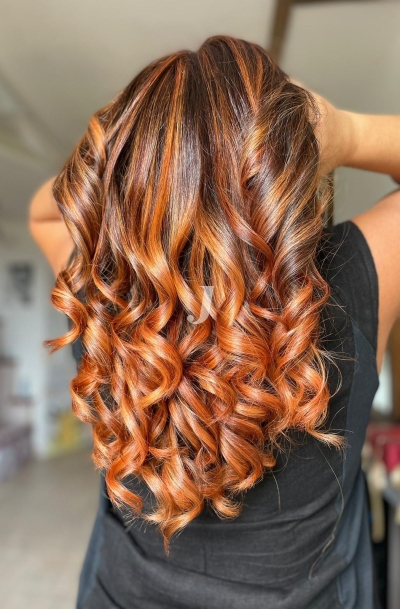 Foto di donna con capelli lunghi ramato medio