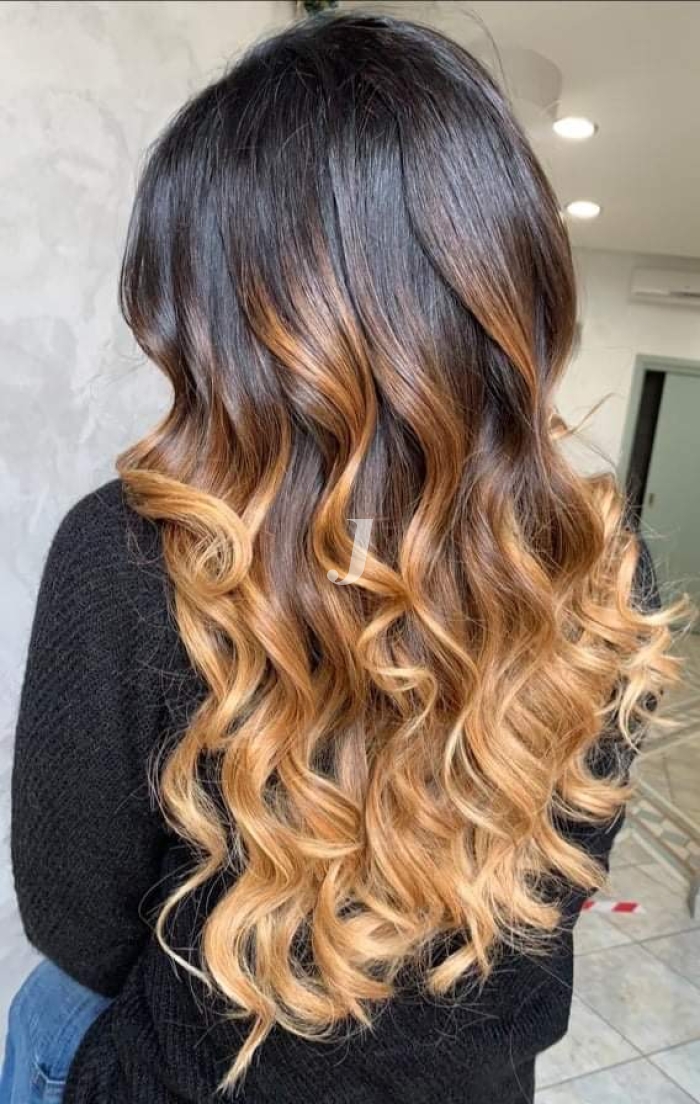 Foto di donna con capelli lunghi ramato medio