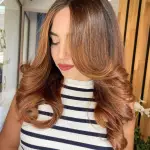 Foto di donna con capelli lunghi ramato medio