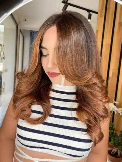 Foto di donna con capelli lunghi ramato medio