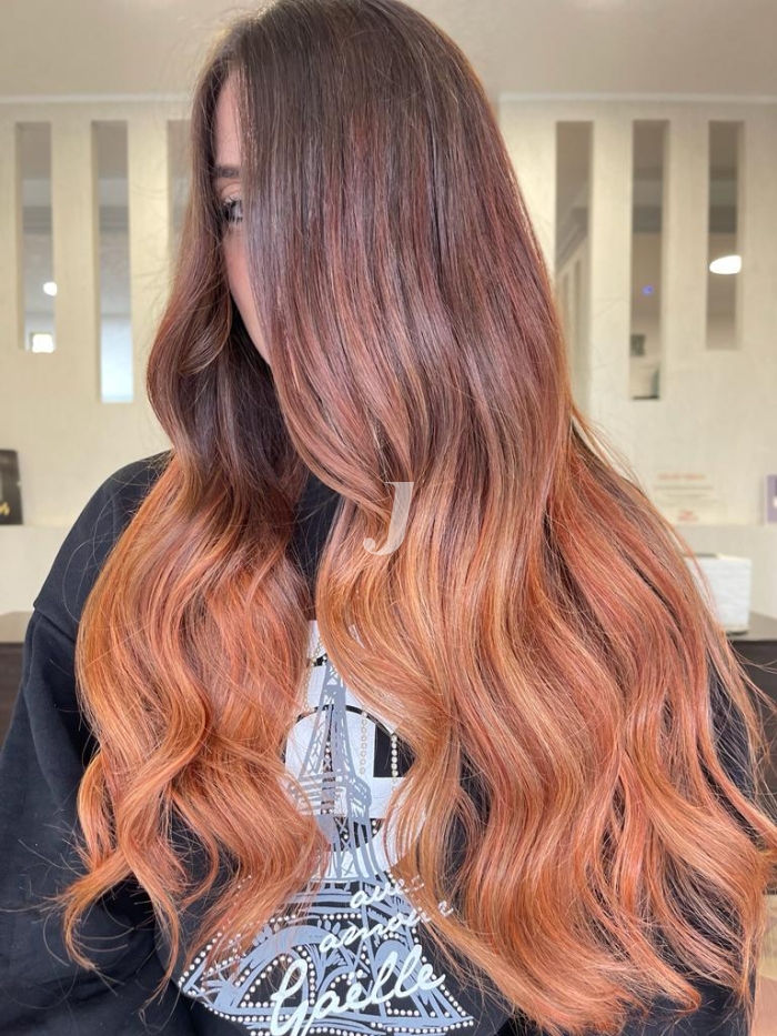 Foto di donna con capelli lunghi ramato medio