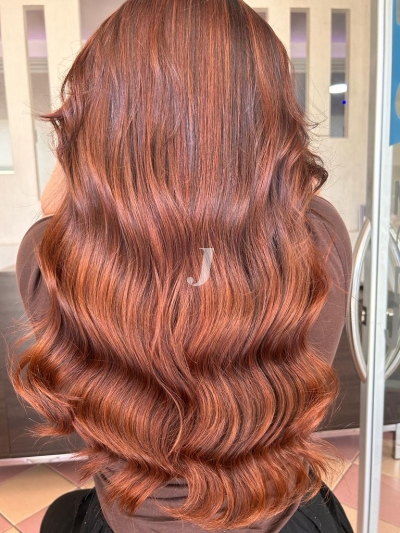 Foto di donna con capelli lunghi ramato medio