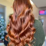 Foto di donna con capelli lunghi ramato medio