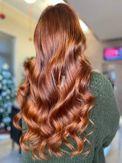 Foto di donna con capelli lunghi ramato medio