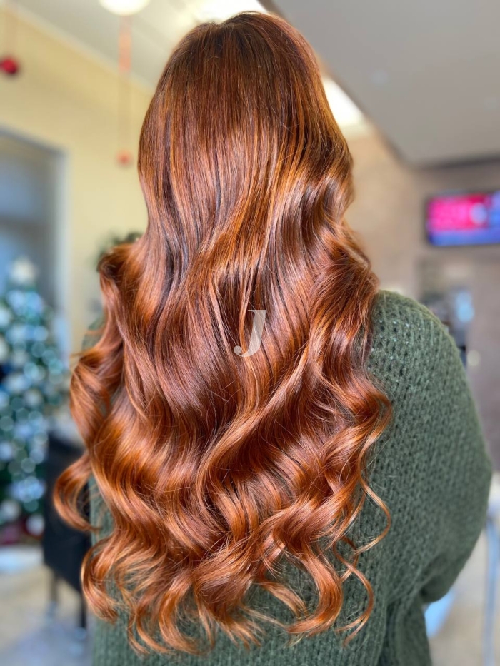 Foto di donna con capelli lunghi ramato medio