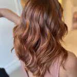 Foto di donna con capelli lunghi ramato medio