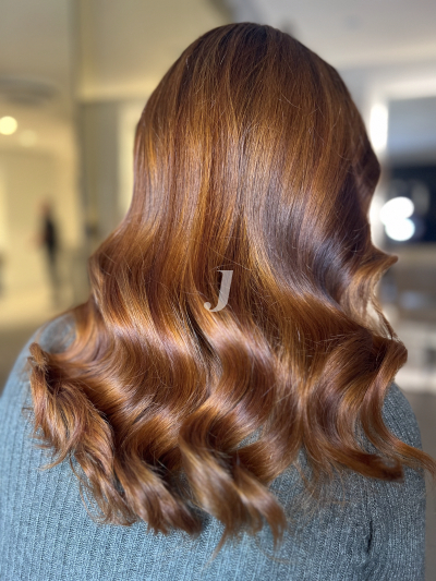 Foto di donna con capelli lunghi ramato medio