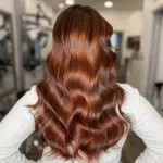 Foto di donna con capelli lunghi ramato medio