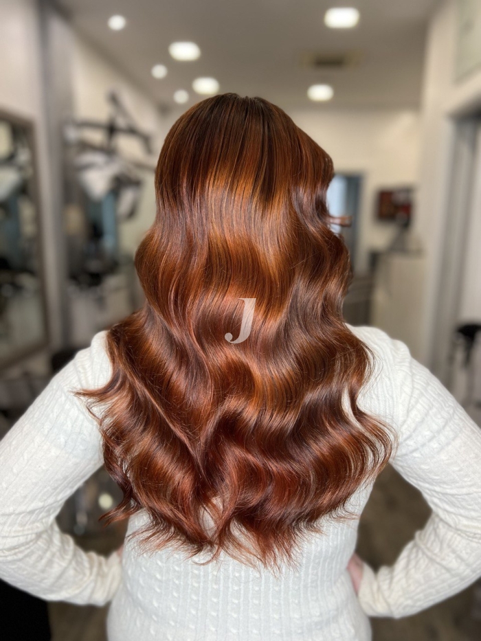 Foto di donna con capelli lunghi ramato medio