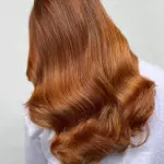 Foto di donna con capelli lunghi ramato medio