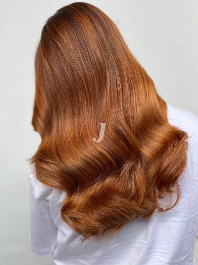 Foto di donna con capelli lunghi ramato medio