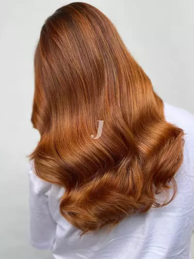 Foto di donna con capelli lunghi ramato medio