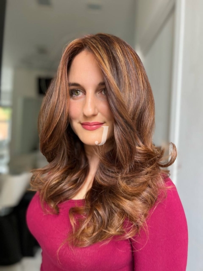 Foto di donna con capelli lunghi ramato medio