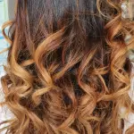 Foto di donna con capelli lunghi ramato medio