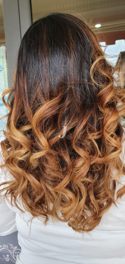 Foto di donna con capelli lunghi ramato medio