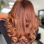 Foto di donna con capelli lunghi ramato medio