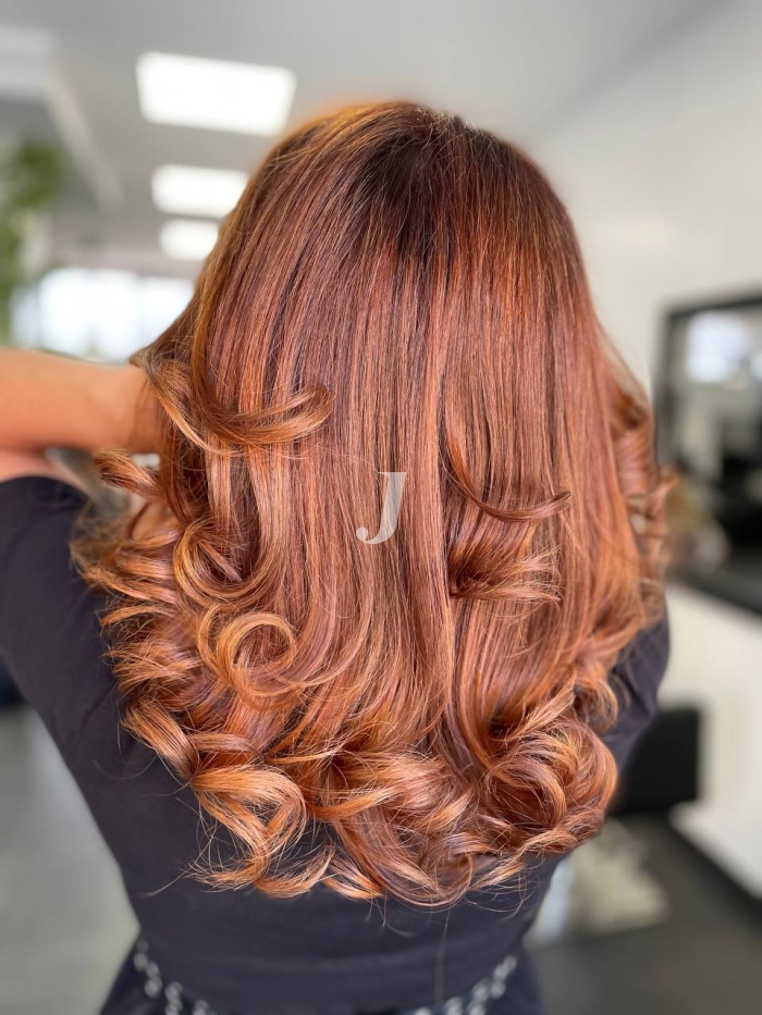 Foto di donna con capelli lunghi ramato medio