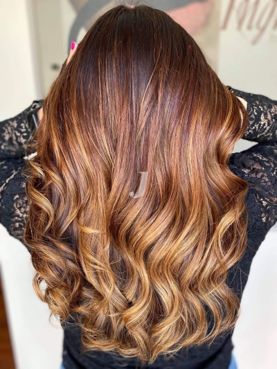 Foto di donna con capelli lunghi ramato medio