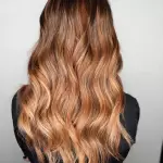 Foto di donna con capelli lunghi ramato medio