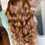 Foto di donna con capelli lunghi ramato medio