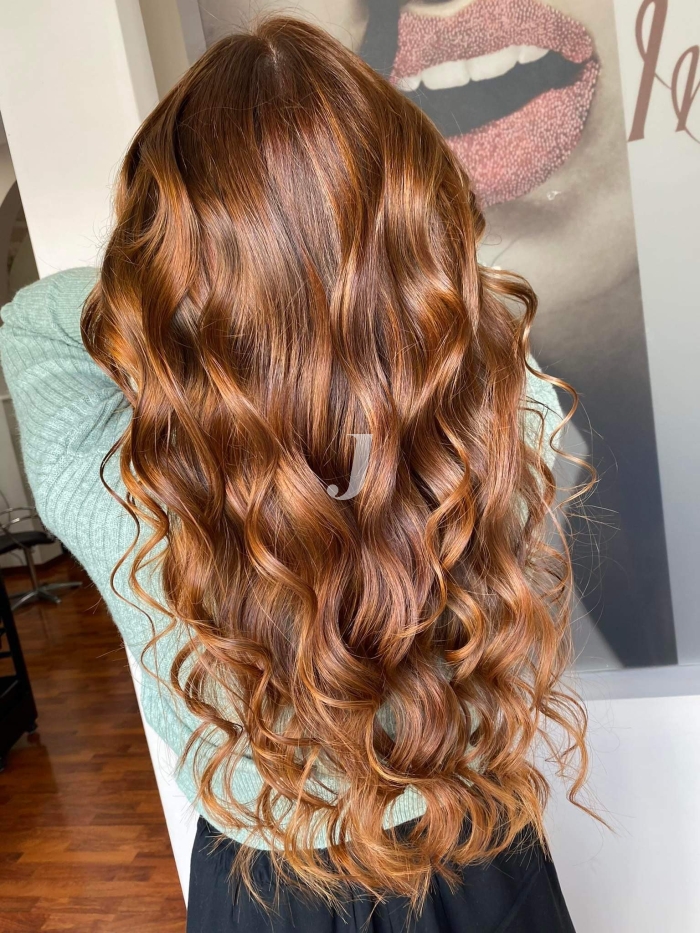 Foto di donna con capelli lunghi ramato medio