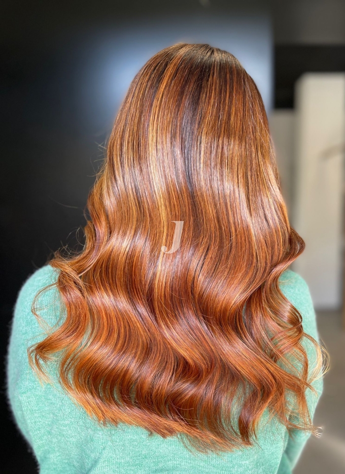 Foto di donna con capelli lunghi ramato medio