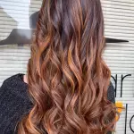 Foto di donna con capelli lunghi ramato medio